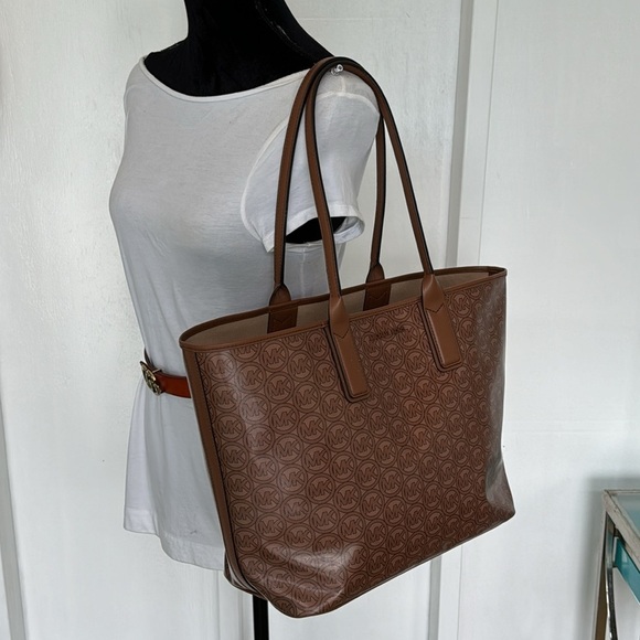 Michael Kors Bag Signature Logo Tote - Picture 8 of 17